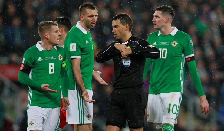 Ovidiu Hațegan a fost acuzat de fotbaliștii naționalei din Irlanda de Nord că a favorizat Elveția la meciul de baraj