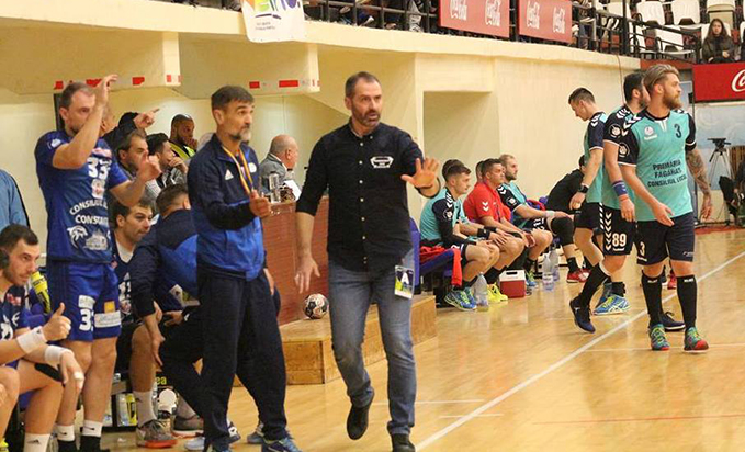 Handbaliştii antrenaţi de Sandu Iacob şi Marko Isakovic trebuie să învingă la Baia Mare