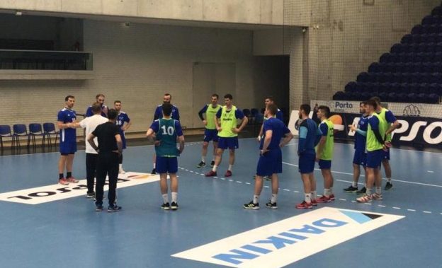 Vineri seară, handbaliştii constănţeni au efectuat antrenamentul oficial în sala „Dragao Caixa” din Porto (sursa foto: hcdobrogeasud.ro)