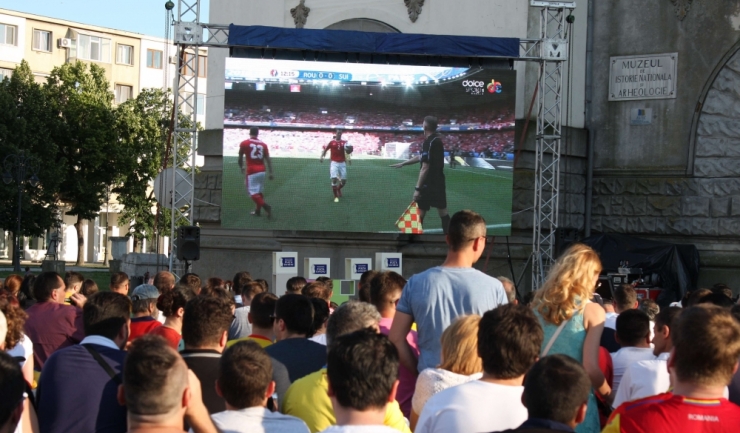 „Mii de constănțeni au urmărit meciul într-o atmosferă superbă în Piața Ovidiu“