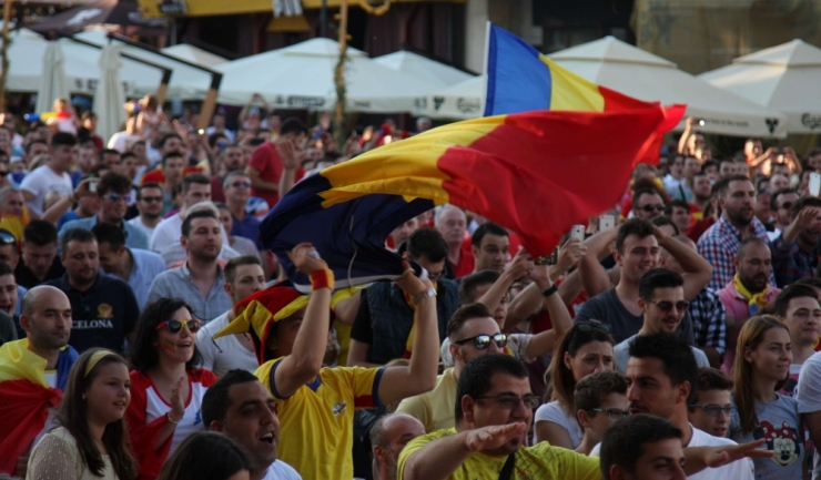 „Mii de constănțeni au urmărit meciul într-o atmosferă superbă în Piața Ovidiu“