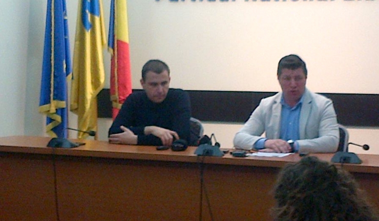 Foto dreapta, Iulian Soceanu. Alături de el se află secretarul general PNL, Septimiu Bourceanu