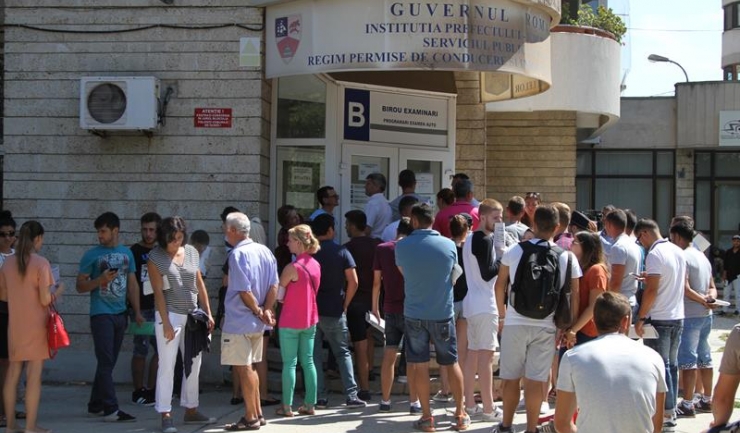 Zeci de persoane așteptau luni, 8 august, în fața Serviciului Permise şi Înmatriculări Auto Constanța
