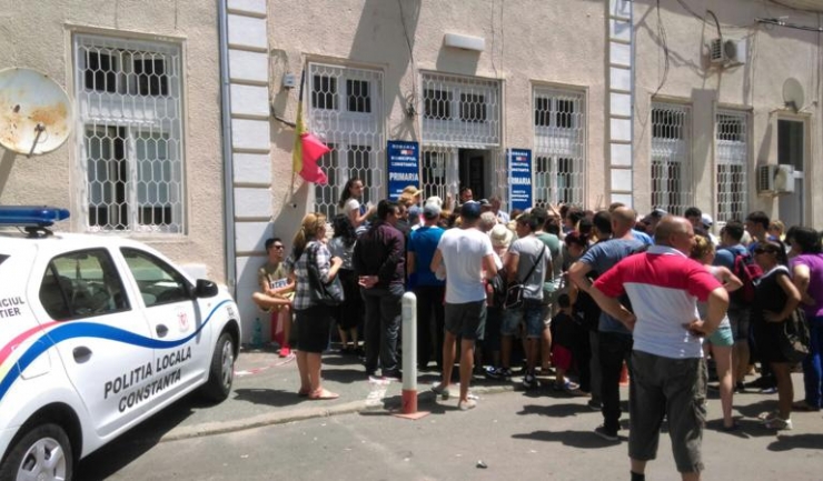 Zeci de oameni s-au luat la ceartă la sediul Primăriei Constanța din strada Mihail Kogălniceanu, unde așteptau să prească indemnizațiile pentru munca depusă la alegerile din 5 iunie