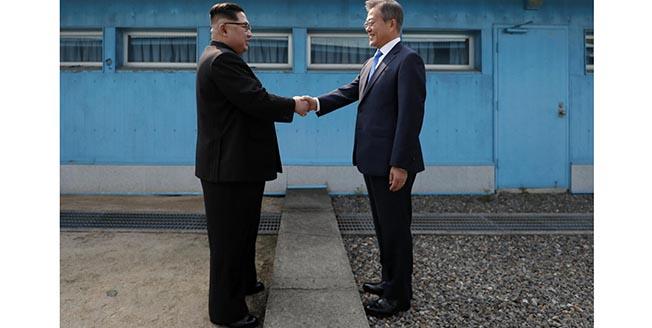 Liderul nord-coreean Kim Jong Un şi preşedintele sud-coreean Moon Jae In, întâlnire istorică la graniţă