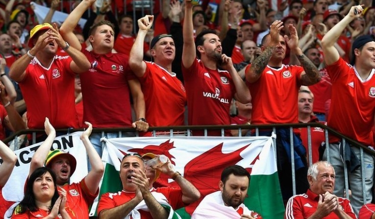 Suporterii galezi au sărbătorit calificarea favoriţilor în optimi