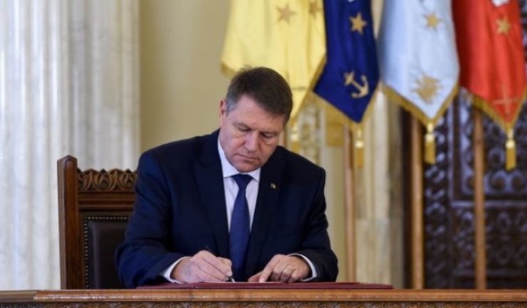 Klaus Iohannis a semnat luni decretul pentru promulgarea Legii privind abilitarea Guvernului de a emite ordonanțe