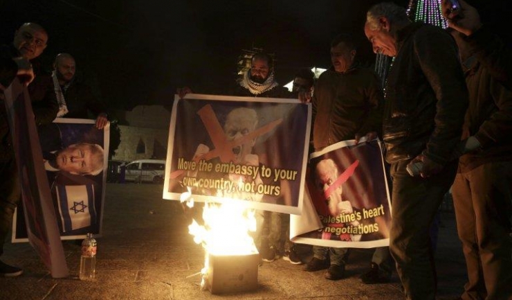 Palestinienii din Bethleem au ars afișe cu portretul președintelui american