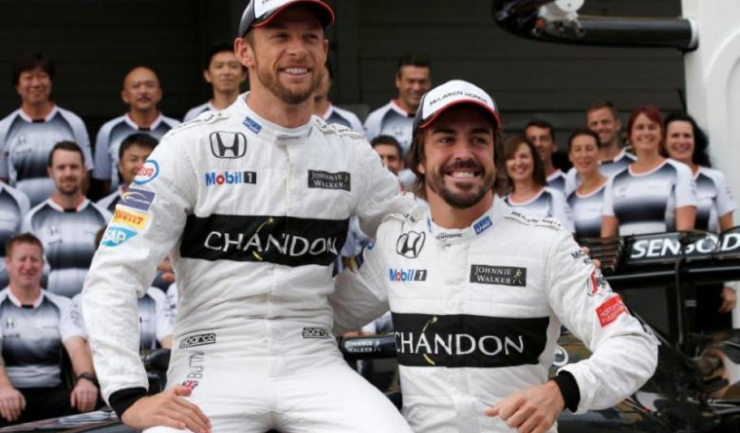 Jenson Button (stânga) va pilota la Monte Carlo mașina lui Fernando Alonso