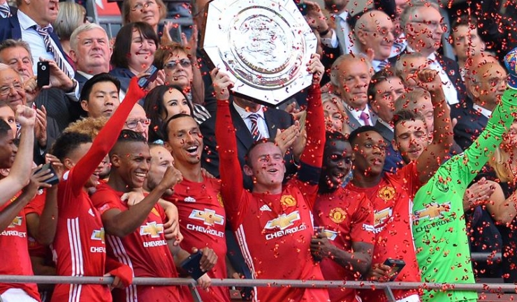 Căpitanul lui United, Wayne Rooney, este primul care a ridicat Supercupa Angliei 2016