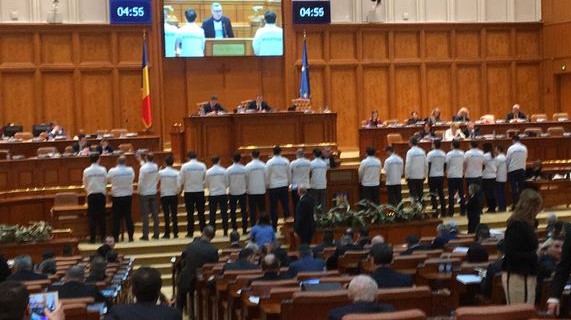 Deputații USR, veșnicii protestatari ai Parlamentului, s-au aliniat, în timpul dezbaterilor, cu spatele la prezidiul din care făceau parte aleşii PSD-ALDE