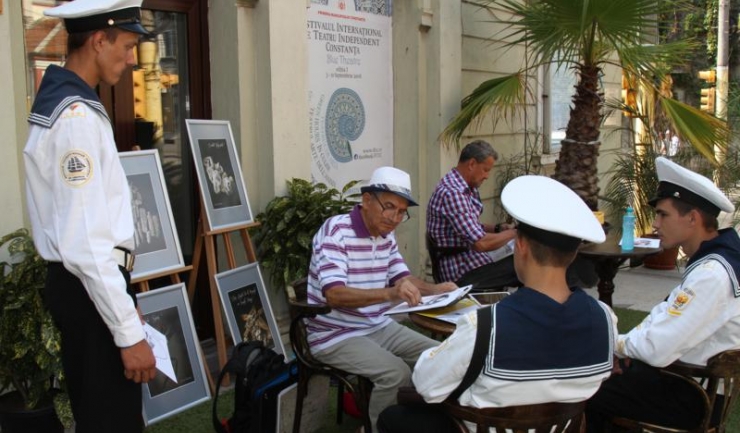 Caricaturistul constănțean Leonte Năstase a fost extrem de solicitat de vizitatorii expoziției „Melcul tehnocrat”, printre admiratorii săi aflându-se și marinari străini