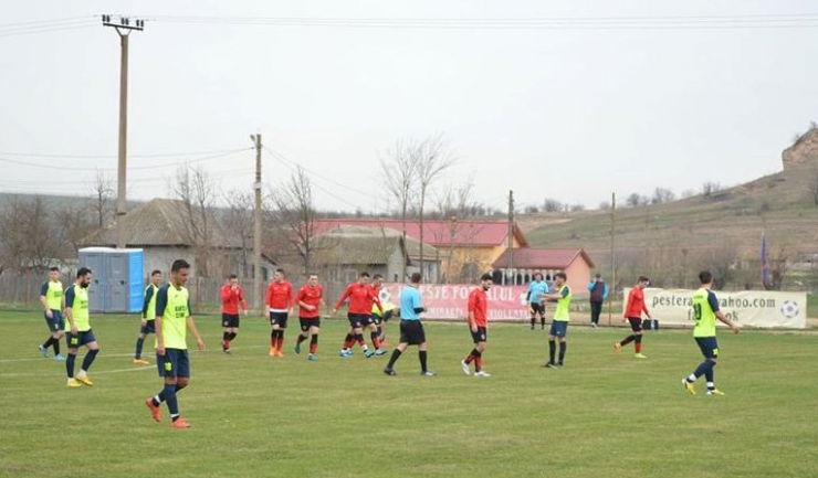 CS Peştera (echipament roşu-negru) s-a impus în derby-ul Seriei Nord (sursa foto: Facebook Clubul Sportiv Peștera)