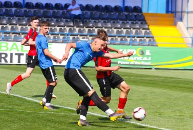 Louis Munteanu (echipament albastru-negru) a înscris patru goluri pentru Viitorul U17 (sursa foto: academiahagi.ro)