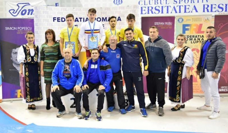 Imagine de la festivitatea de premiere a categoriei 59 kg, cu Răzvan Arnăut pe locul 2 și Valentin Ștefan pe locul 3