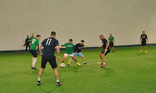Inter Palas (tricouri de culoare închisă) s-a impus la limită în partida cu United Stars (sursa foto: Campionatul de minifotbal Atletic Club)