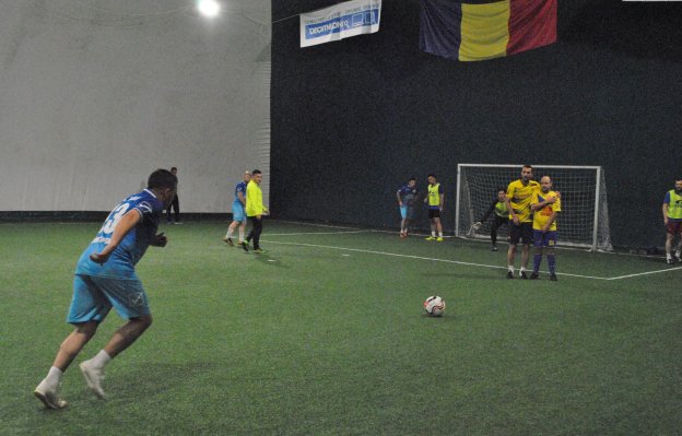 În play-off, GSM Service (în galben) a câştigat şi meciul cu AS Wolf 2015 (sursa foto: Campionatul de minifotbal Atletic Club)