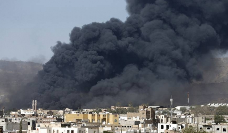 Atacurile aeriene ale coaliţiei conduse de Arabia Saudită au făcut peste 100 de victime la Sanaa