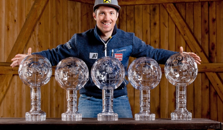 Marcel Hirscher zâmbește fericit, arătând cele cinci Mari Globuri de Cristal cucerite până la 27 de ani