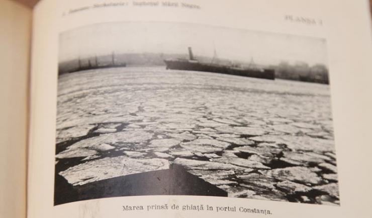Marea prinsa de gheata in Portul Constanta, in 1935