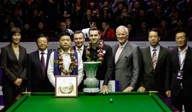 Mark Selby și Ding Junhui, la festivitatea de premiere de la Daqing