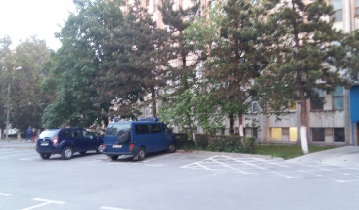 Mașinile procurorilor și Jandarmeriei, parcate miercuri seara în curtea Spitalului Județean Constanța