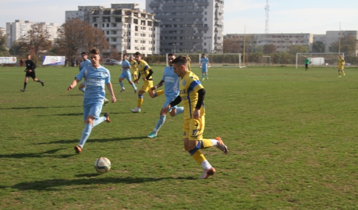 SSC Farul Constanța (tricouri galbene) a câștigat cu 2-0 meciul din turul campionatului cu CS Năvodari