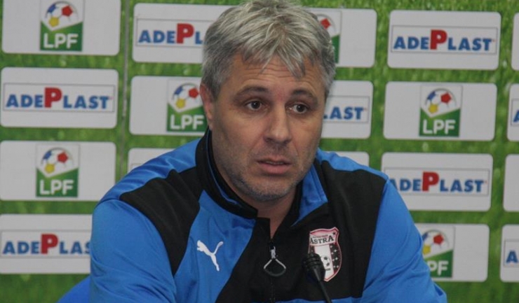 Antrenorul suspendat al Astrei, Marius Şumudică, a primit din partea elevilor său primul trofeu al sezonului