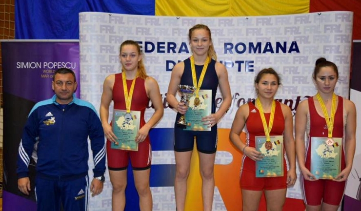 Antrenorul Cornelius Trucmel, de la Clubul Sportiv Școlar Mangalia, alături de sportivele sale Andreea Ana (câștigătoarea categoriei 56 kg) și Ana Maria Predică (locul 2)