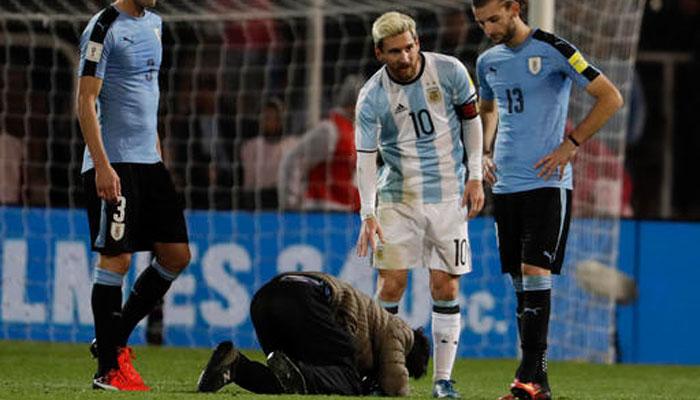Un fan argentinian a intrat pe teren și a pupat ghetele lui Messi!