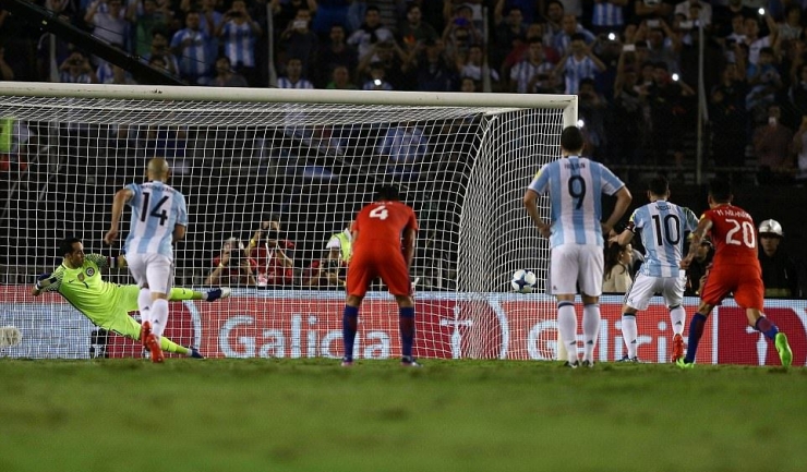 Lionel Messi (nr. 10) a fentat portarul și a înscris unicul gol al partidei Argentina - Chile 1-0