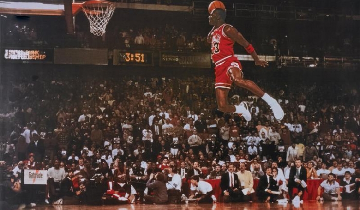 Celebrul Michael „Air” Jordan într-o acțiune caracteristică