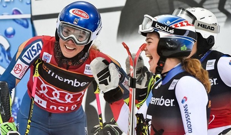 Mikaela Shiffrin (stânga), felicitată la final de elvețiencele Wendy Holdener și Melanie Meillard