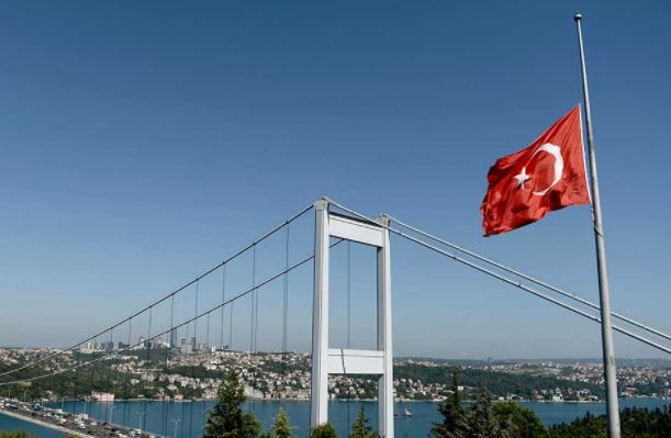 Drapelele Turcia au fost coborâte în bernă pe întreg mapamondul