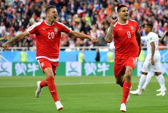 Aleksandar Mitrovic (dreapta) a deschis scorul, dar elveţienii au dat lovitura în minutul 90 (sursa foto: Facebook FIFA World Cup)