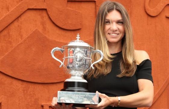Cupa „Suzanne Lenglen” a fost prezentată de Simona Halep (sursa foto: Twitter)