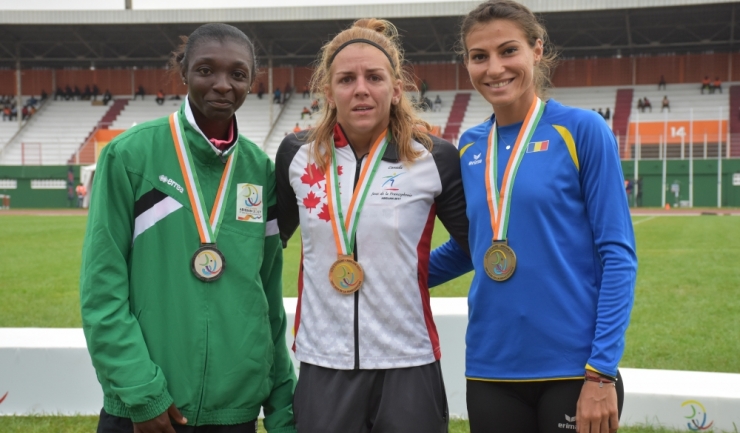 Cristina Bujin (dreapta) pe podiumul de la Abidjan