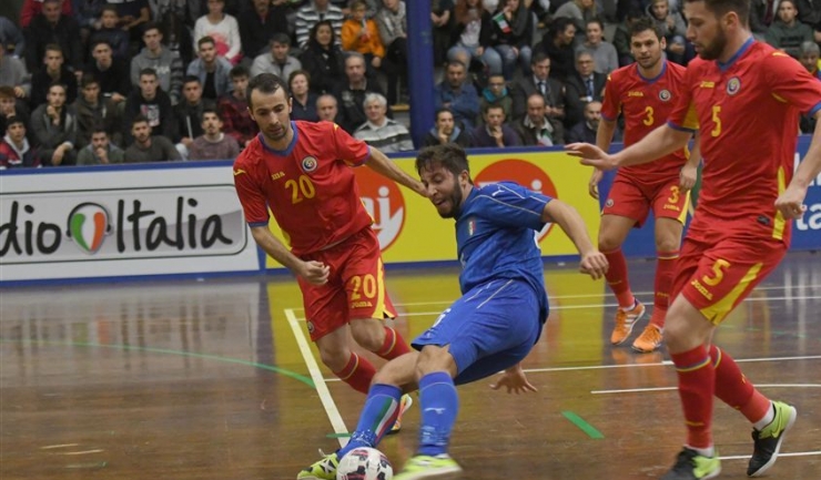 Naționala de futsal a României (echipament roșu) a pierdut de două ori în fața Italiei