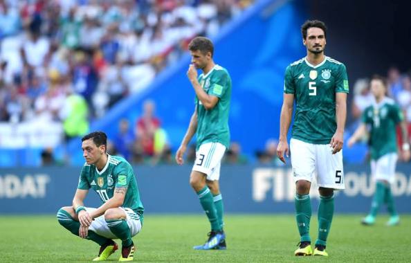 Fotbaliştilor germani nu le vină să creadă că au ratat calificarea în optimi (sursa foto: Facebook FIFA World Cup)