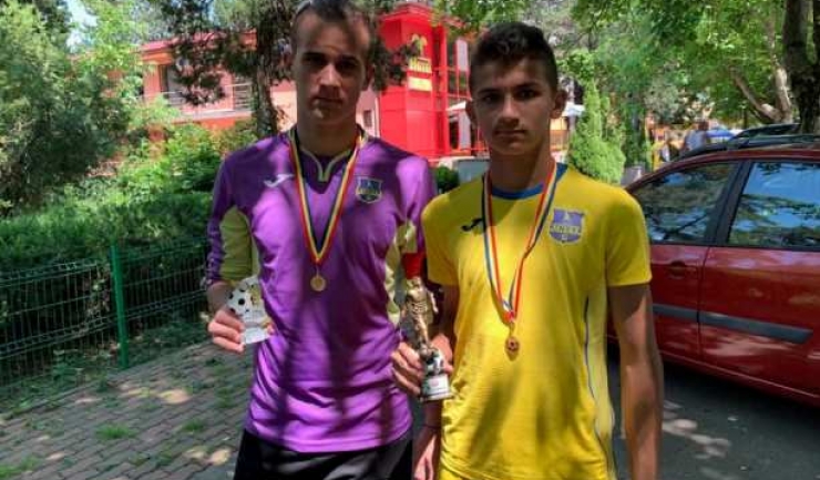 Răzvan Nache a fost cel mai bun portar la Slobozia, iar David Urdea, golgheterul turneului (sursa foto: Facebook AS Kinder Constanta)