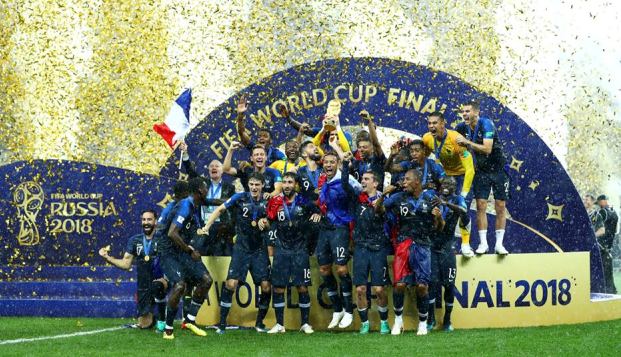 Fotbaliştii francezi vor sărbători luni, la Paris, alături de fani, câştigarea titlului mondial (sursa foto: Facebook FIFA World Cup)