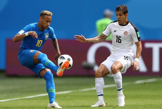 Neymar (stânga) l-a păcălit pe arbitrul Bjorn Kuipers, dar nu şi camerele TV (sursa foto: Facebook FIFA World Cup)