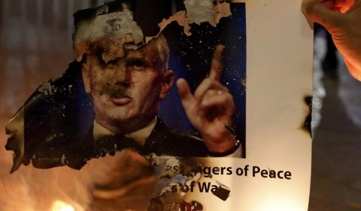 Protestatarii palestinieni au ars portretul vicepreședintelui american Mike Pence