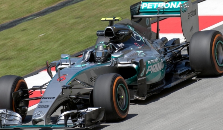 Nico Rosberg continuă cursa de urmărire a lui Lewis Hamilton