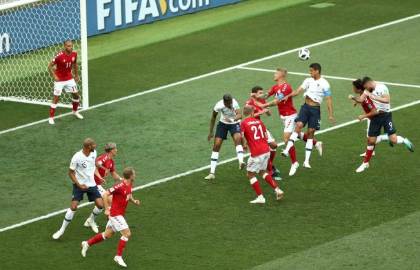 Franţa (tricouri albe) şi Danemarca au reuşit o „remiză de salon” (sursa foto: Facebook FIFA World Cup)