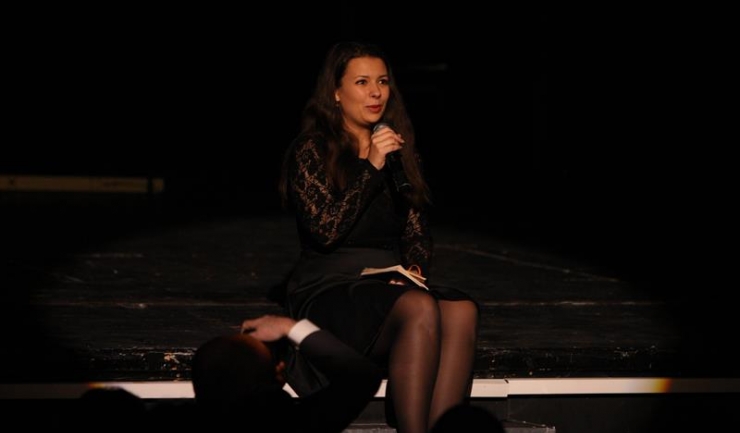 Arina Cojocaru a prezentat, joi seară, pe scena Teatrul de Stat Constanța, volumul de versuri „Douăsprezece fără patru minute”