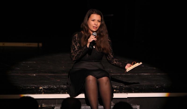 Arina Cojocaru a prezentat, joi seară, pe scena Teatrul de Stat Constanța, volumul de versuri „Douăsprezece fără patru minute”