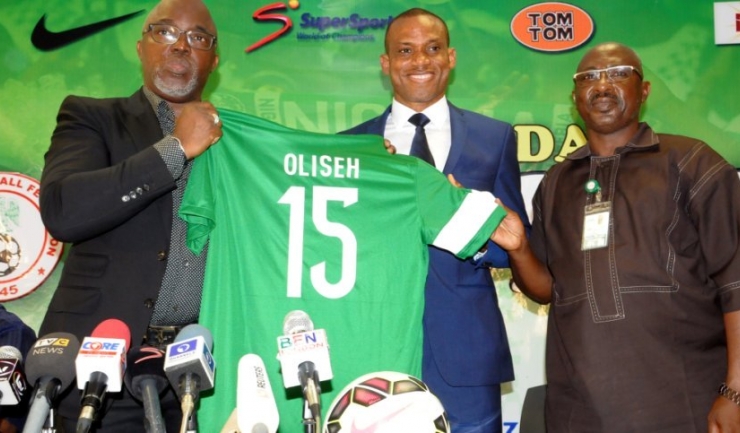 Oliseh zâmbea fericit pe 15 iulie 2015, când era prezentat oficial ca selecționer al Nigeriei