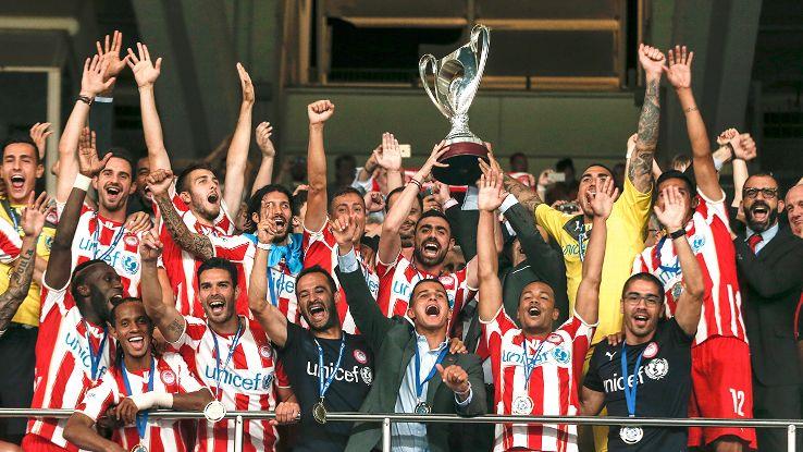 Jucătorii de la Olympiakos Pireu au pus monopoli pe trofeele decernate în fotbalul din Grecia
