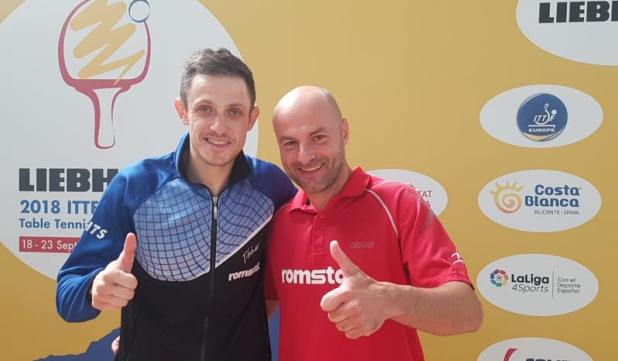 Ovidiu Ionescu şi antrenorul Andrei Filimon (sursa foto: Facebook Federația Română de Tenis de Masă)